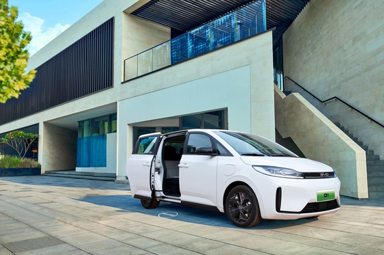 BYD ไฟฟ้าบริสุทธิ์ แท็กซี่ D1 มีระยะทาง 418 กิโลเมตร และประตูเลื่อนไฟฟ้า
