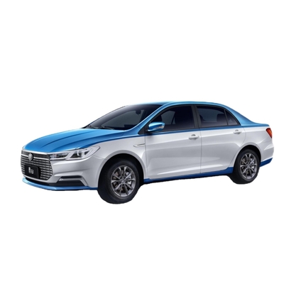 รถแท็กซี่ไฟฟ้า Qin EV ของ BYD มีระยะทาง 450 กิโลเมตร และมีตัวรถสีสองสี