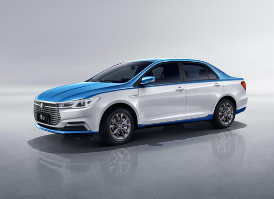 รถแท็กซี่ไฟฟ้า Qin EV ของ BYD มีระยะทาง 450 กิโลเมตร และมีตัวรถสีสองสี