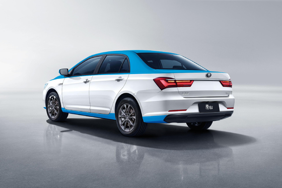 รถแท็กซี่ไฟฟ้า Qin EV ของ BYD มีระยะทาง 450 กิโลเมตร และมีตัวรถสีสองสี