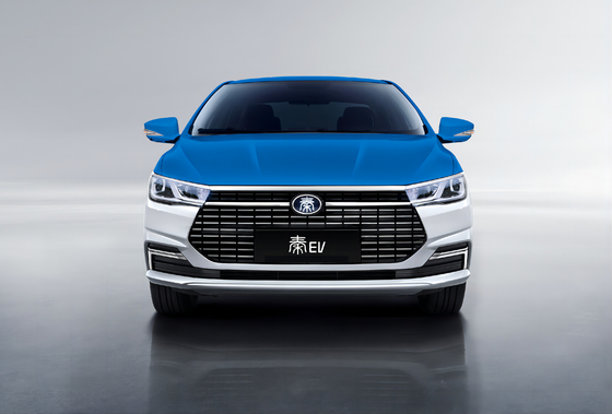 รถแท็กซี่ไฟฟ้า Qin EV ของ BYD มีระยะทาง 450 กิโลเมตร และมีตัวรถสีสองสี